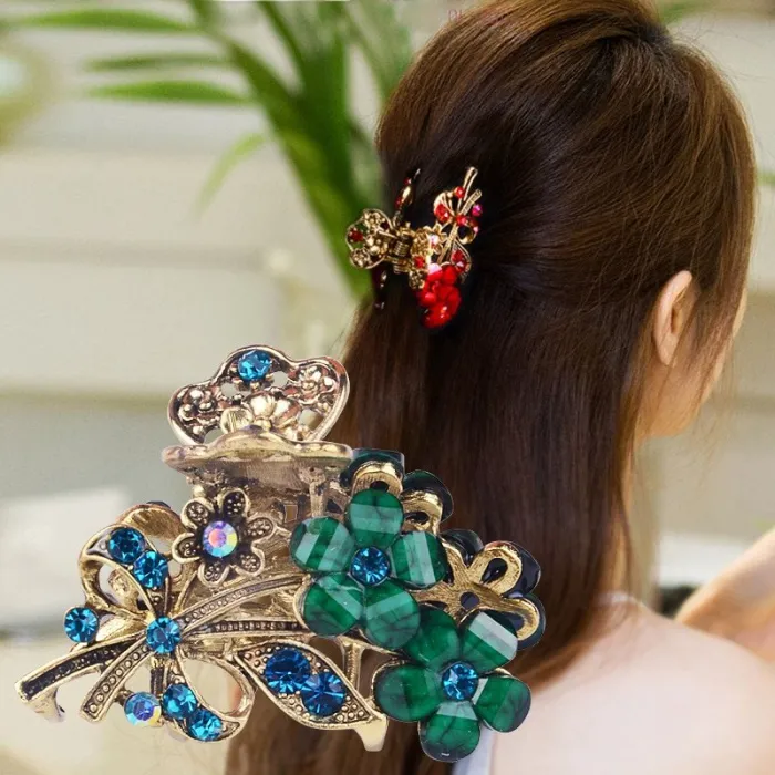 Eleganter Haarclip mit Kristallblumen