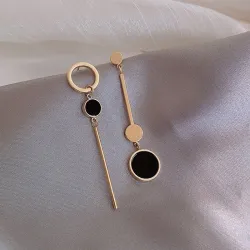 Lange Ohrringe mit schwarzem Kreis