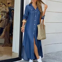Langes loses Kleid mit Knöpfen - Denim / moderner Druck