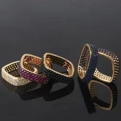 Eleganter quadratischer Ring mit Kristallen