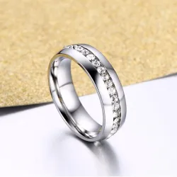 Eleganter Ring mit Kristallen - Edelstahl