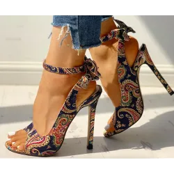 Moderne Sandalen mit hohen Absätzen - mit Knöchelriemen - Schleife hinten - farbenfrohes Design