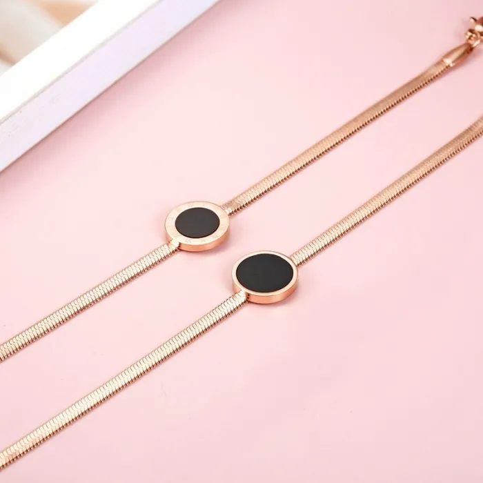 Roségold Armband - schwarzer runder Anhänger mit römischen Ziffern