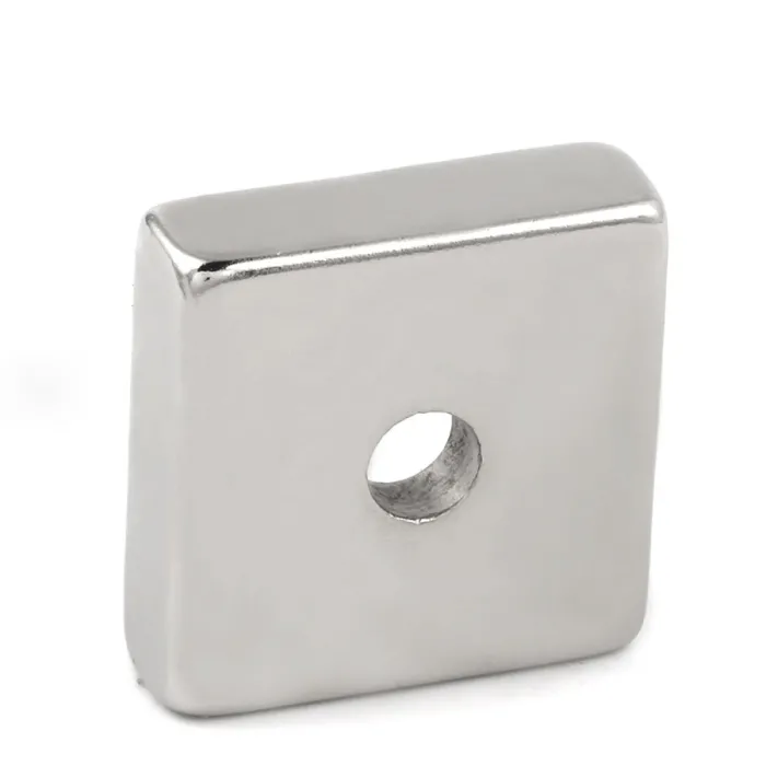 N35 - Neodym-Magnet - quadratisch - mit 7mm Loch - 30 * 30 * 10mm