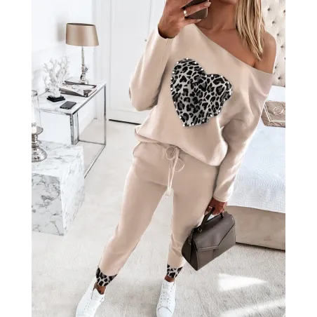 Eleganter / sportlicher Trainingsanzug - Set mit Pullover und Hose - mit Herz / Perlenverzierung