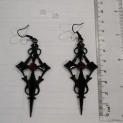 Gothic / Punk Style Ohrringe - schwarzes Kreuz / roter Kristall