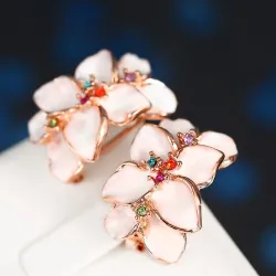 Ohrstecker in Blumenform - mit mehrfarbigem Zirkon - Roségold