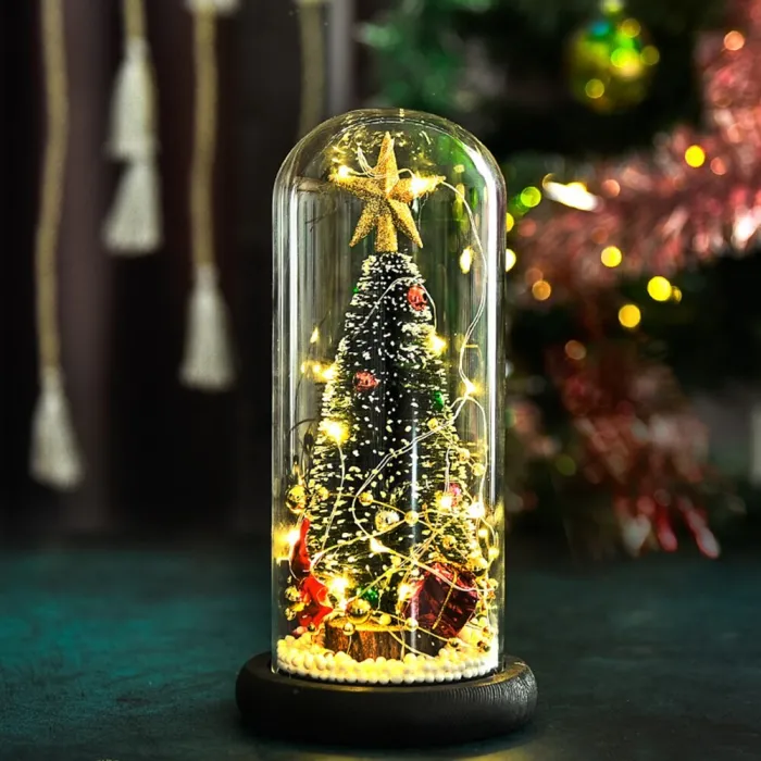 Dekorativer Weihnachtsbaum - in Glaskuppel - mit LED