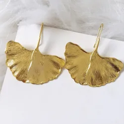 Goldene Ohrringe in Blattform - Metall