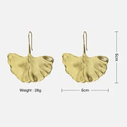 Goldene Ohrringe in Blattform - Metall