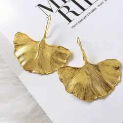 Goldene Ohrringe in Blattform - Metall