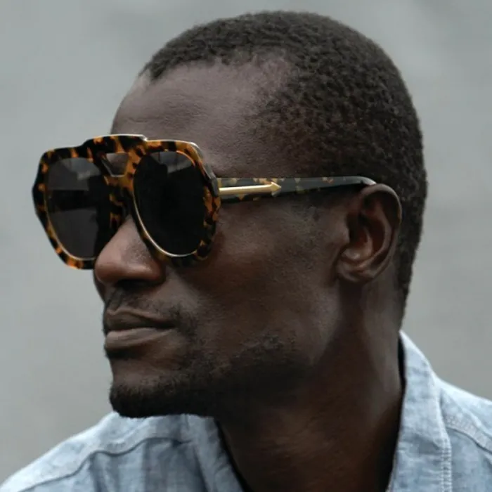 Fashionable sunglasses - oversized frame - decorative metal arrow - unisexSunglasses