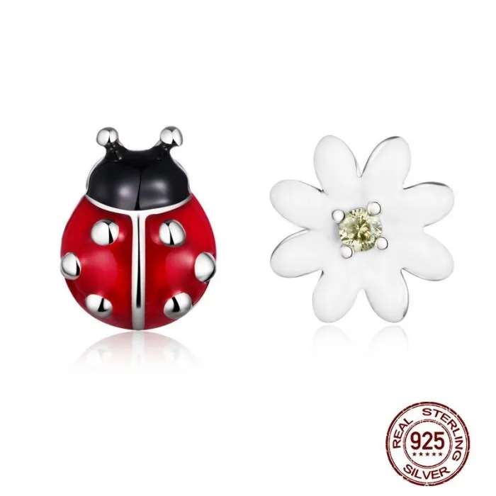 Ohrringe mit rotem Marienkäfer / weißem Gänseblümchen - 925er Sterlingsilber