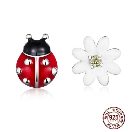 Ohrringe mit rotem Marienkäfer / weißem Gänseblümchen - 925er Sterlingsilber