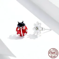 Ohrringe mit rotem Marienkäfer / weißem Gänseblümchen - 925er Sterlingsilber