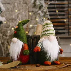 Gestrickter gesichtsloser grüner Weihnachtsmann - Weihnachtsdekoration