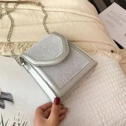 Modische kleine Umhängetasche - mit Strass / Kettenriemen