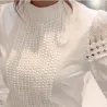 Elegante weiße Bluse mit langen Ärmeln - ausgehöhlte Spitze