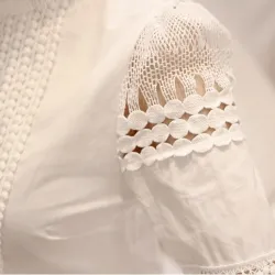 Elegante weiße Bluse mit langen Ärmeln - ausgehöhlte Spitze