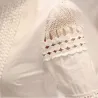 Elegante weiße Bluse mit langen Ärmeln - ausgehöhlte Spitze