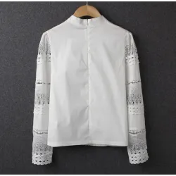 Elegante weiße Bluse mit langen Ärmeln - ausgehöhlte Spitze