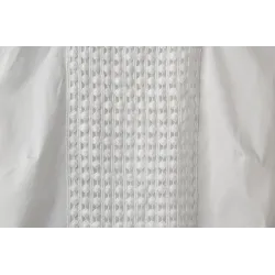 Elegante weiße Bluse mit langen Ärmeln - ausgehöhlte Spitze