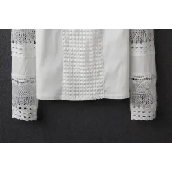Elegante weiße Bluse mit langen Ärmeln - ausgehöhlte Spitze
