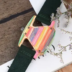 Trendige Holzuhr - bunte Dreiecksform - Lederband
