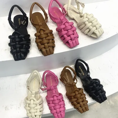Modische flache Sandalen - mit Riemchen - Flechtmuster