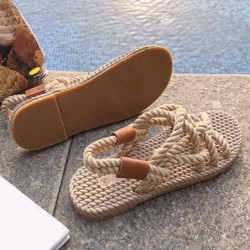 Traditionelle flache Sandalen - trendiges geflochtenes Seil