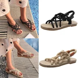 Traditionelle flache Sandalen - trendiges geflochtenes Seil