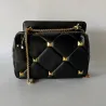 Luxuriöse Tasche - mit Nieten / Kettenriemen / Tragegriff - echtes Leder