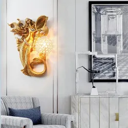 Luxuriöse Kristallwandlampe - goldene Meerjungfrau mit Kugel