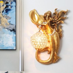 Luxuriöse Kristallwandlampe - goldene Meerjungfrau mit Kugel