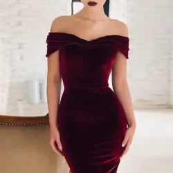 Modisches Samtkleid - schulterfrei