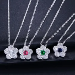 Blumenförmiges Schmuckset - Halskette - Ohrringe - Zirkonia