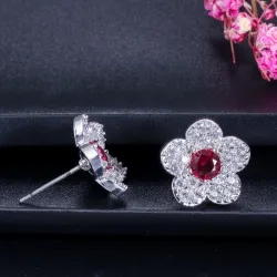 Blumenförmiges Schmuckset - Halskette - Ohrringe - Zirkonia