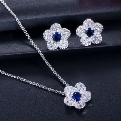 Blumenförmiges Schmuckset - Halskette - Ohrringe - Zirkonia