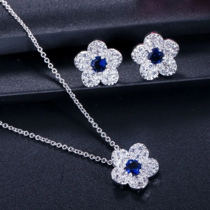 Blumenförmiges Schmuckset - Halskette - Ohrringe - Zirkonia