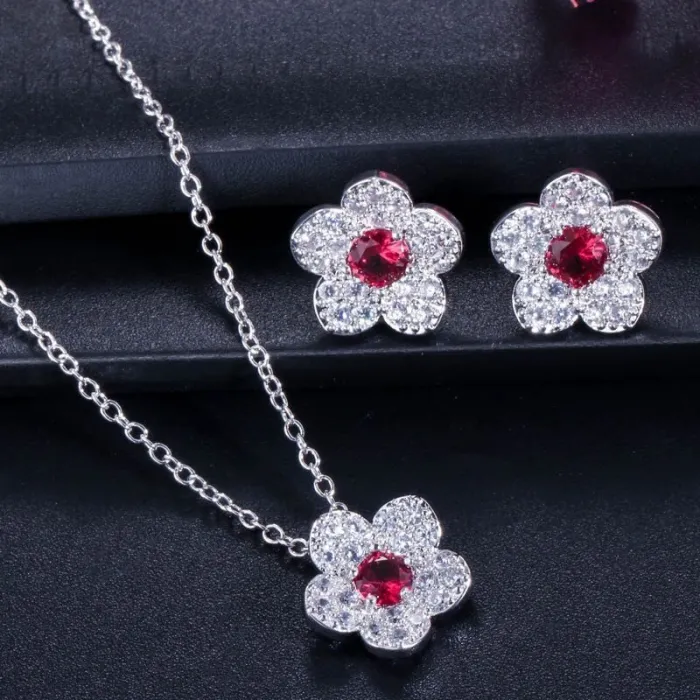 Blumenförmiges Schmuckset - Halskette - Ohrringe - Zirkonia