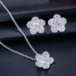 Blumenförmiges Schmuckset - Halskette - Ohrringe - Zirkonia