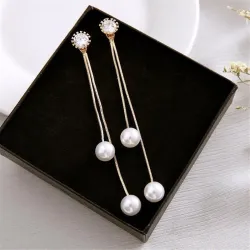 Elegante lange Ohrringe mit Perlen / Kristall