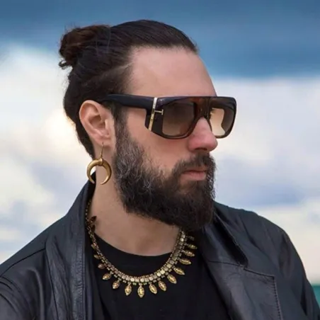 Große quadratische Sonnenbrille im Retro-/Punk-Stil