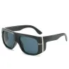 Große quadratische Sonnenbrille im Retro-/Punk-Stil