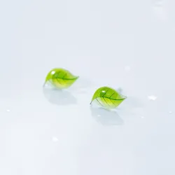 Kleine grüne Blätter Ohrstecker - versilbert