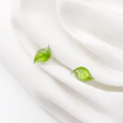 Kleine grüne Blätter Ohrstecker - versilbert
