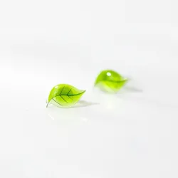 Kleine grüne Blätter Ohrstecker - versilbert
