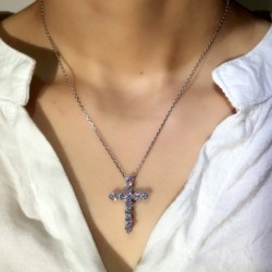 Kreuzanhänger aus weißem Kristall - mit Halskette