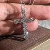 Kreuzanhänger aus weißem Kristall - mit Halskette