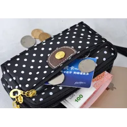 Kleine Clutch - dreifacher Reißverschluss - Handschlaufe - Punktmuster